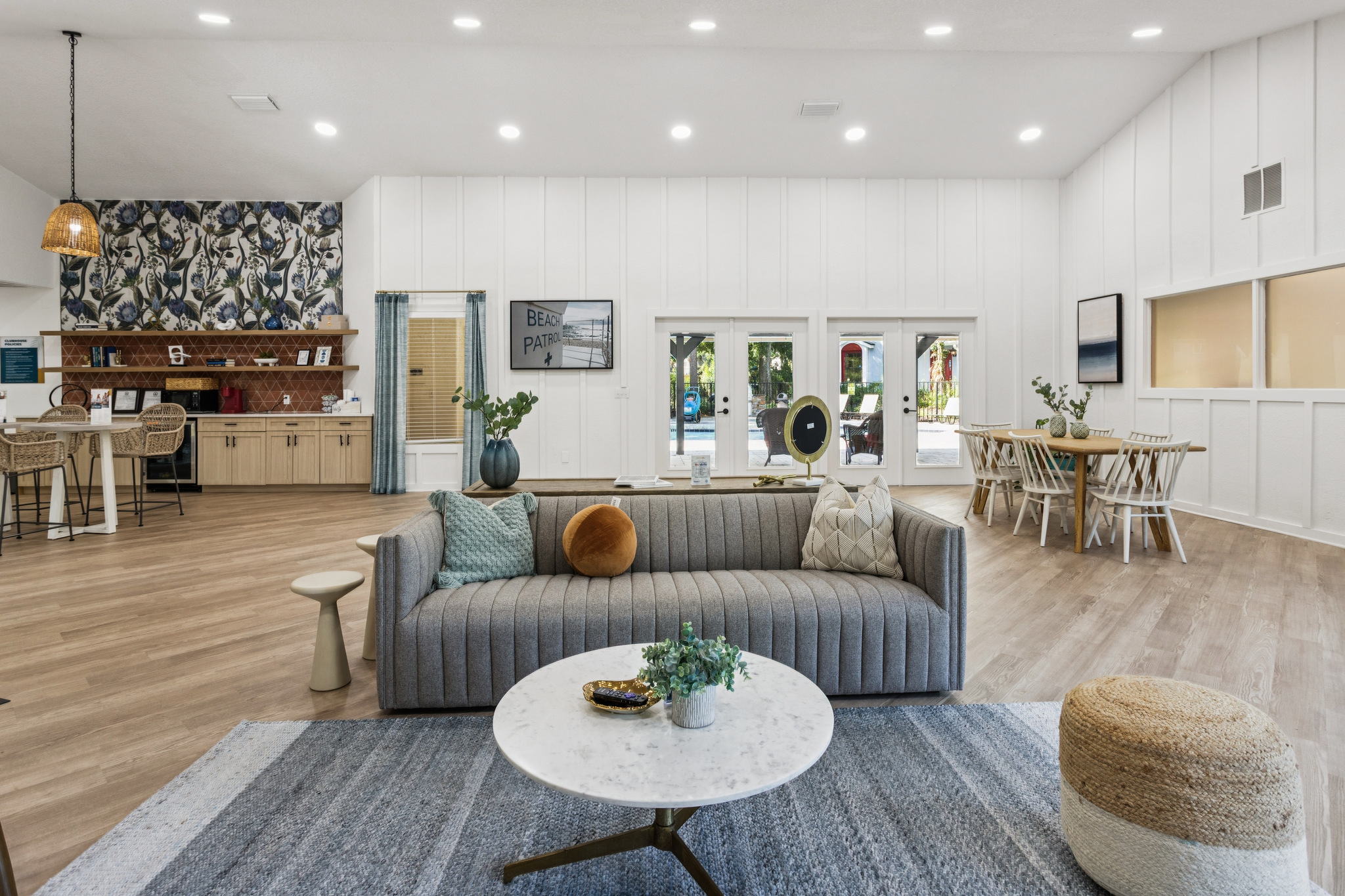 the living room has a large rug and a coffee table at The Vista Bay
